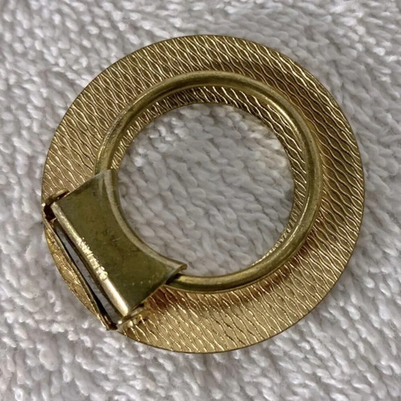 Vintage  Round Textured Gold Tone Scarf Clip - Picture 2 of 10